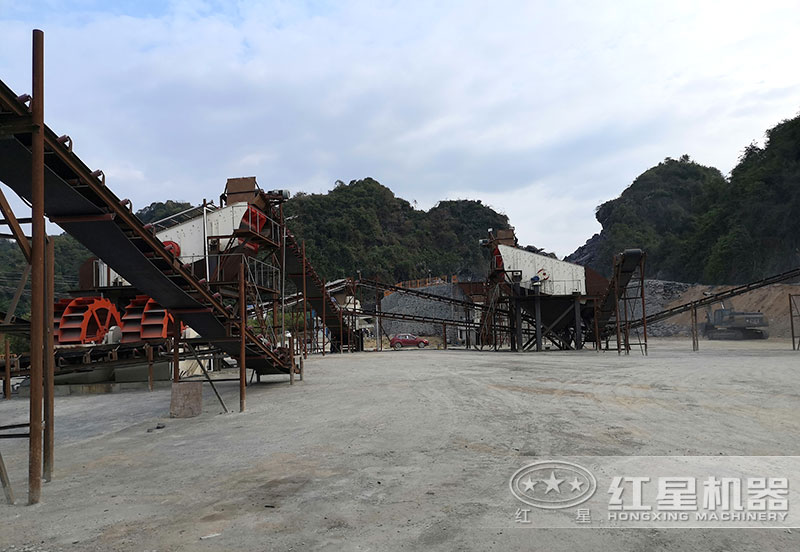 方案三配置現(xiàn)場：破碎機+制砂機+洗砂機，費用80萬以上